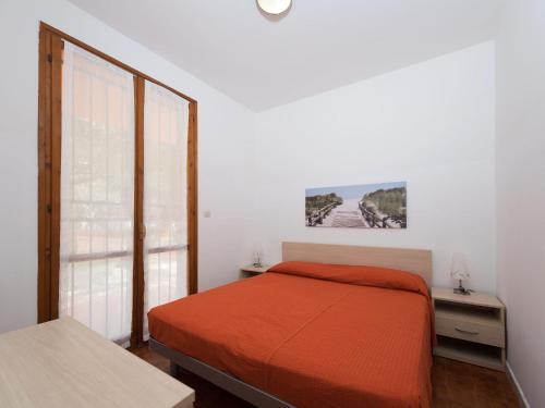 Een bed of bedden in een kamer bij Spacious bungalow with two bathrooms on the Adriatic coast