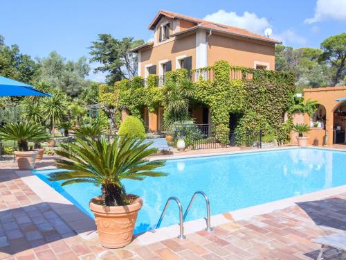 uma villa com piscina em frente a uma casa em Characteristic mansion in Fr jus with pool em Fréjus
