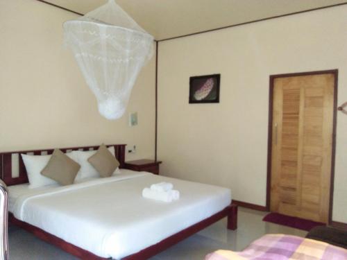 En eller flere senge i et værelse på Khao Sok Palm Garden Resort