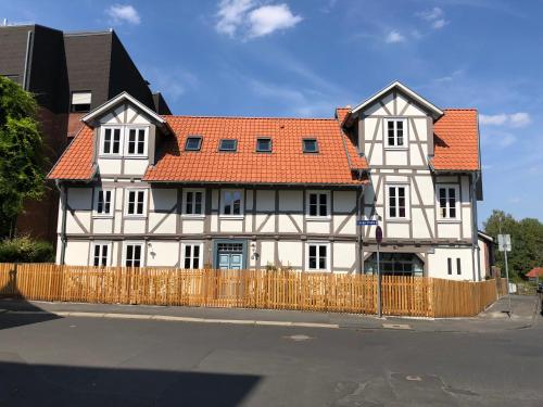 uma grande casa branca com um telhado laranja em GRIMM'S LIVING em Kassel