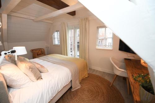 a bedroom with a bed and a window at Hotel 't Fnidsen in Alkmaar