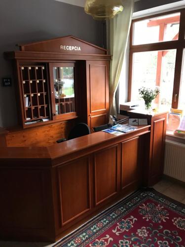 drewnianym biurkiem w pokoju z oknem w obiekcie Penzión Slalom w Tatrzańskiej Łomnicy