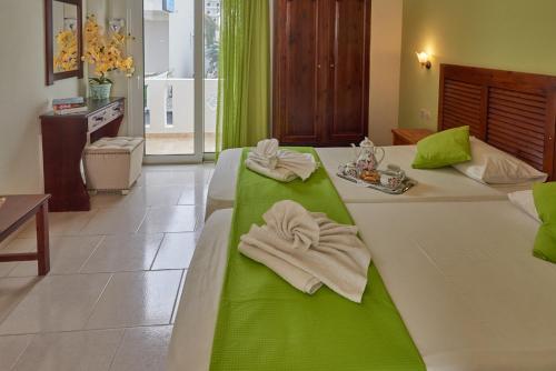 En eller flere senge i et værelse på Corali Studios