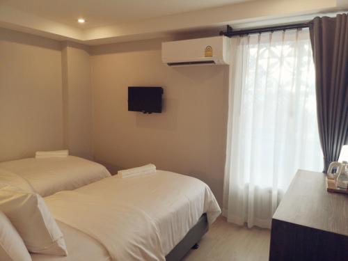 Postel nebo postele na pokoji v ubytování Get GuestHouse 2 ( Sangsri soi 4)