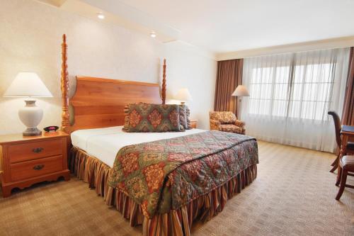 Bay Landing Hotel في بورلينغامي: غرفه فندقيه بسرير وكرسي