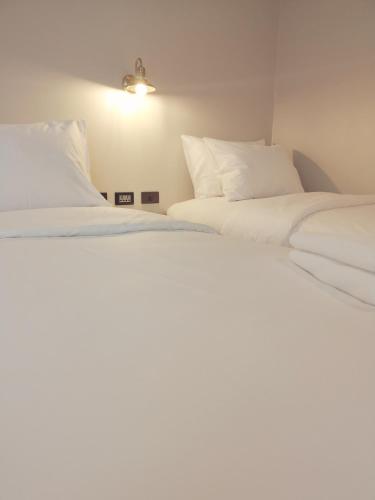 Postel nebo postele na pokoji v ubytování Get GuestHouse 2 ( Sangsri soi 4)