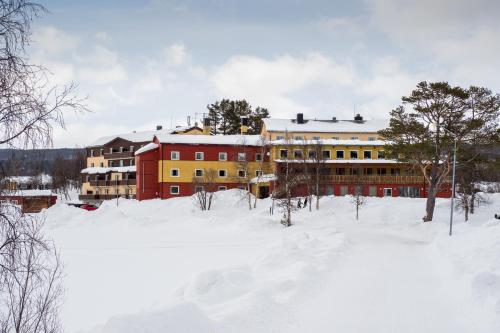 a building in the snow in a snowy field at Hotell Bruksvallsliden in Bruksvallarna