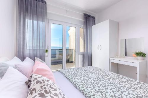 una camera con letto e vista sull'oceano di Villa Veronique a Dramalj