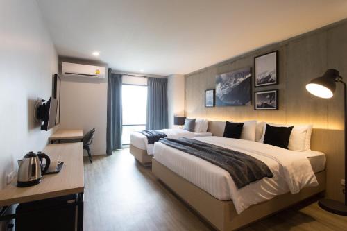 Postel nebo postele na pokoji v ubytování The Journey Hotel Bangna