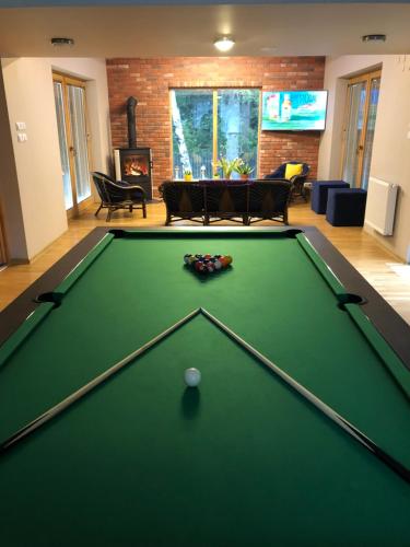 a pool table in the middle of a living room at Pensjonat Orle in Krynica Zdrój