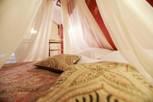 Een bed of bedden in een kamer bij Pensiune-Restaurant Tara Luanei