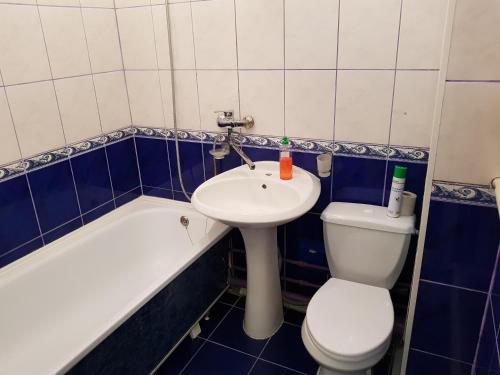 スタールイ・オスコルにあるБлизко Автовокзал - Однокомнатнаяのバスルーム(洗面台、トイレ、バスタブ付)