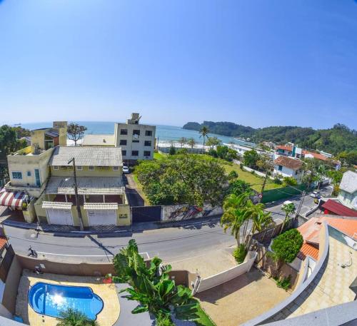vista aerea di un resort con piscina di Casa Mansão em Cabeçudas a Itajaí