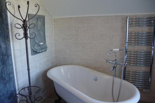 Ett badrum på Le Manoir des Arômes