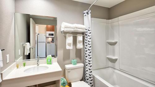 La salle de bains est pourvue d'un lavabo, de toilettes et d'une baignoire. dans l'établissement Uptown Suites Extended Stay Austin TX - Round Rock, à Austin