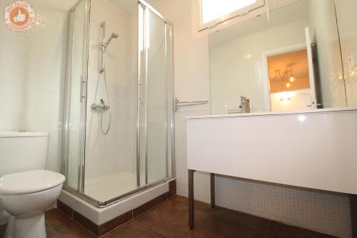 y baño con ducha, aseo y lavamanos. en ALC - JJ481 - 9 min Palais and Beaches, en Cannes