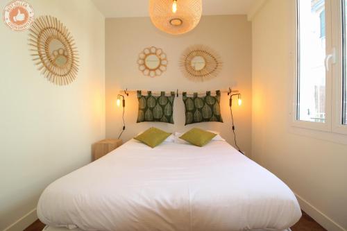 1 dormitorio con 1 cama blanca y 2 espejos en la pared en ALC - JJ481 - 9 min Palais and Beaches, en Cannes