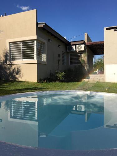 a pool of water in front of a house at Septiembre in Colón