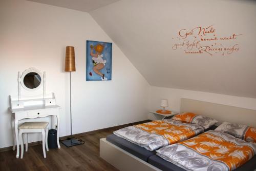 a bedroom with a bed and a table and a chair at Ferienwohnung Hohenholte in Havixbeck