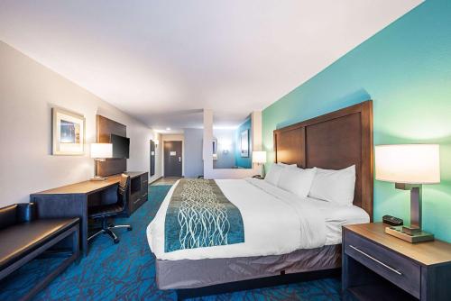 Habitación de hotel con cama grande y escritorio. en Comfort Inn & Suites Oklahoma City near Bricktown, en Oklahoma City