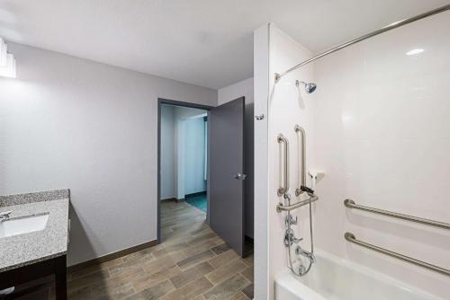 Vonios kambarys apgyvendinimo įstaigoje Comfort Inn & Suites Oklahoma City near Bricktown