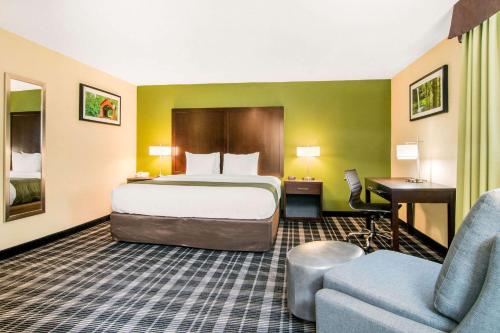 um quarto de hotel com uma cama e um sofá em Quality Inn & Suites em Albany