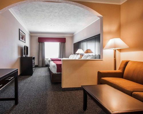 Habitación de hotel con cama y sofá en Comfort Suites, en Clackamas