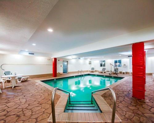 Swimming pool sa o malapit sa Sleep Inn & Suites Edmond near University