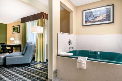 Kamar mandi di Quality Inn & Suites Albany Corvallis