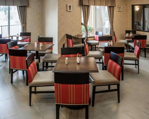 a dining room with tables and chairs in a restaurant at Comfort Suites Portland Southwest in Portland