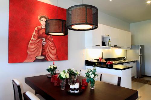 Кухня или мини-кухня в Two Villas HOLIDAY - Onyx Style Nai Harn Beach, Phuket
