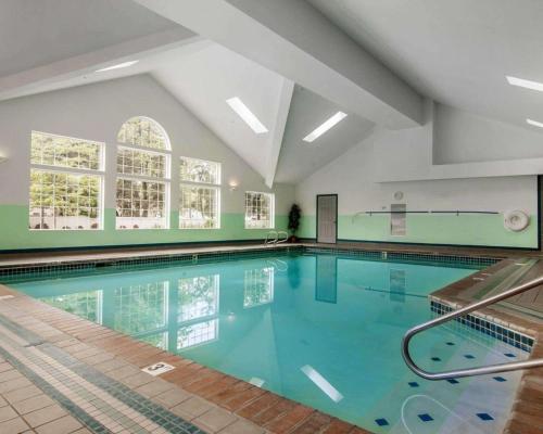 a swimming pool with blue water in a building at Comfort Suites Corvallis in Corvallis