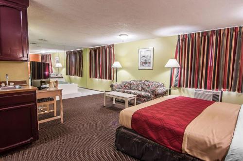Un pat sau paturi într-o cameră la Rodeway Inn Willamette River
