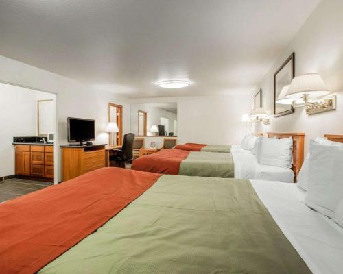 Ένα ή περισσότερα κρεβάτια σε δωμάτιο στο Rodeway Inn Newport