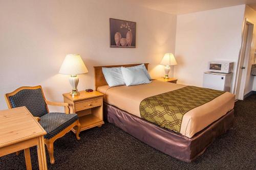 Posteľ alebo postele v izbe v ubytovaní Rodeway Inn Albany