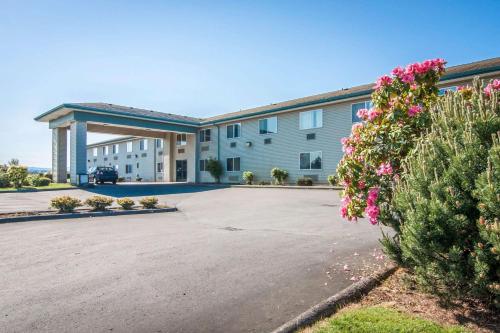 an apartment building with a parking lot at Bridgeway Inn & Suites in Sublimity