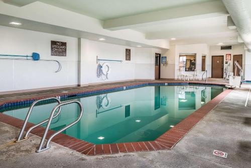 een zwembad in een hotel met een leeg bij Comfort Inn & Suites in Hermiston