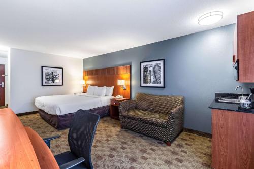 Ruang duduk di Clarion Hotel Portland International Airport