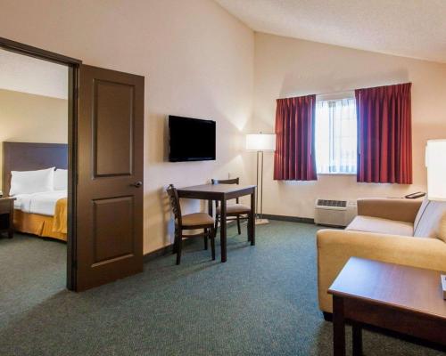 Μια τηλεόραση ή/και κέντρο ψυχαγωγίας στο Quality Inn & Suites Springfield - Eugene North