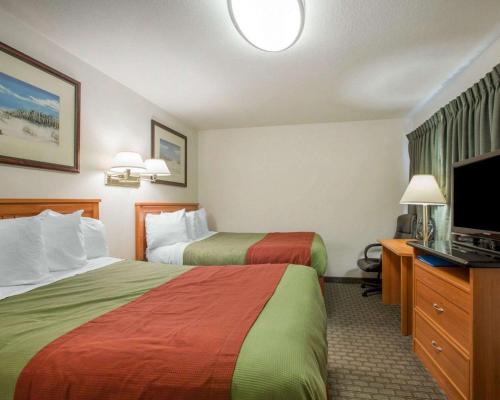 Ένα ή περισσότερα κρεβάτια σε δωμάτιο στο Rodeway Inn Newport