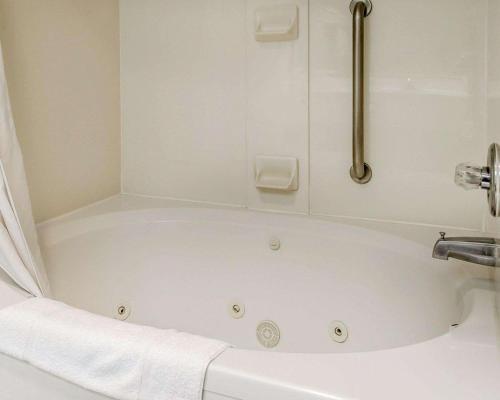 uma banheira branca na casa de banho com um chuveiro em Quality Inn Gettysburg Battlefield em Gettysburg