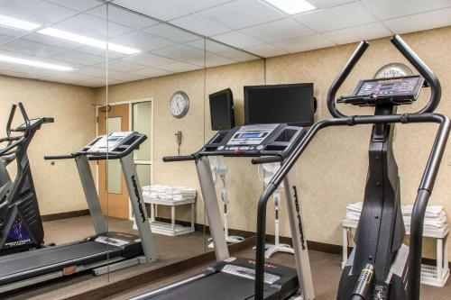 Фитнес-центр и/или тренажеры в Sleep Inn & Suites of Lancaster County