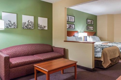Кровать или кровати в номере Sleep Inn & Suites of Lancaster County