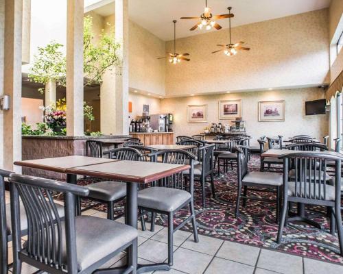 Comfort Inn Pocono Lakes Region في Lake Ariel: غرفة طعام مع طاولات وكراسي في مطعم