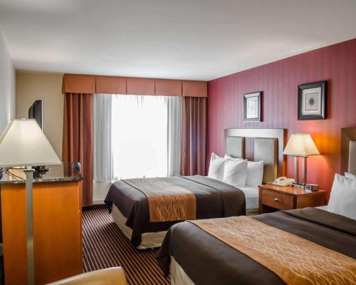 a hotel room with two beds and a window at Hotel Hanna in Harrisburg