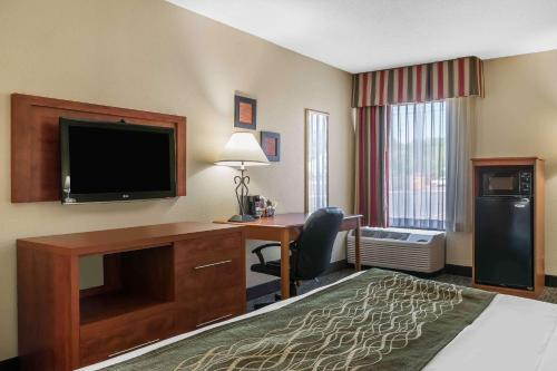 a hotel room with a desk and a television at Comfort Inn Pine Grove I-81 Hershey Area in Pine Grove