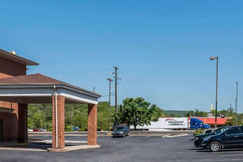 a parking lot with cars parked in a parking lot at Comfort Inn Pine Grove I-81 Hershey Area in Pine Grove