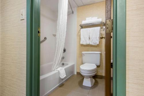 Quality Inn & Suites tesisinde bir banyo
