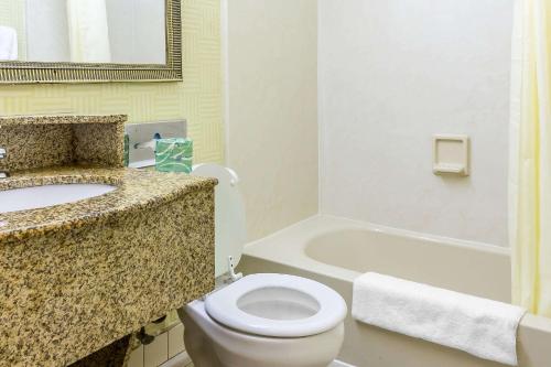 Bilik mandi di Red Carpet Inn Philadelphia Airport