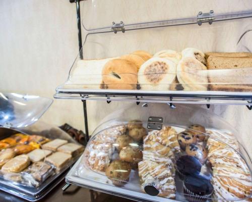 une vitrine avec différents types de pain et de viennoiseries dans l'établissement Quality Inn Mill Hall - Lamar, à Clintondale